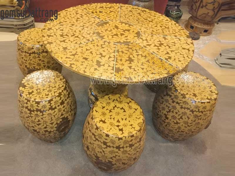 Bộ bàn ghế màu vàng khắc hoa